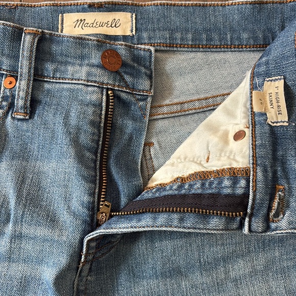 9" High-Rise Skinny Jeans in light Wash - Picture 3 of 4